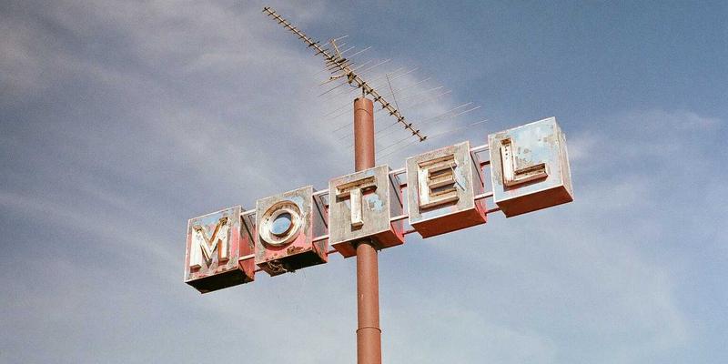 物联网设备大规模部署：传统企业网络架构的挑战与云融合策略